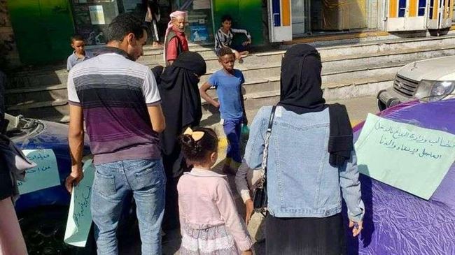 أم وأطفالها تنصب خيمة أمام مقر حزب الإصلاح وتكشف بالصور لوزارة الدفاع جريمة كبيرة في تعز