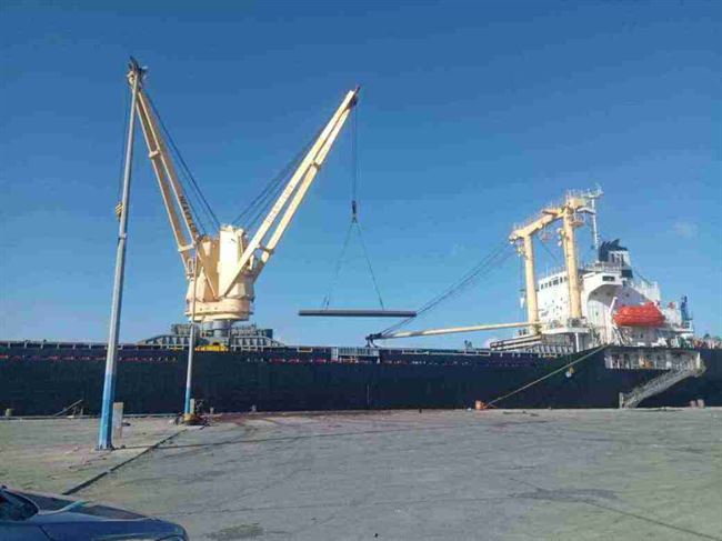 شاهد: وصول سفينة إلى ميناء الزيت على متنها معدات لمشاريع مصافي عدن