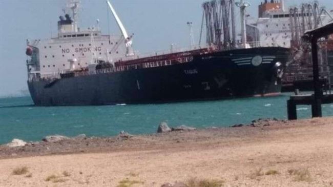 وصول ناقلة نفطية إلى ميناء الزيت