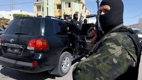 شاهد اشتباكات قبلية في تونس.. ورئيس الحكومة يتدخل