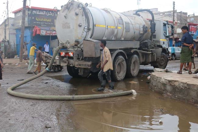 استمرار أعمال شفط مياه الامطار لليوم الثاني من شوارع الشيخ عثمان