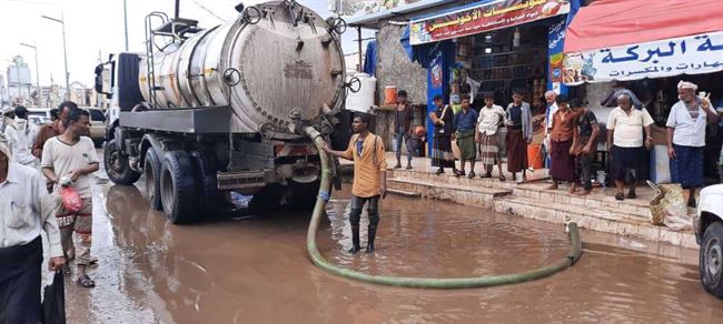 تواصل أعمال شفط مياه الامطار من شوارع الشيخ عثمان