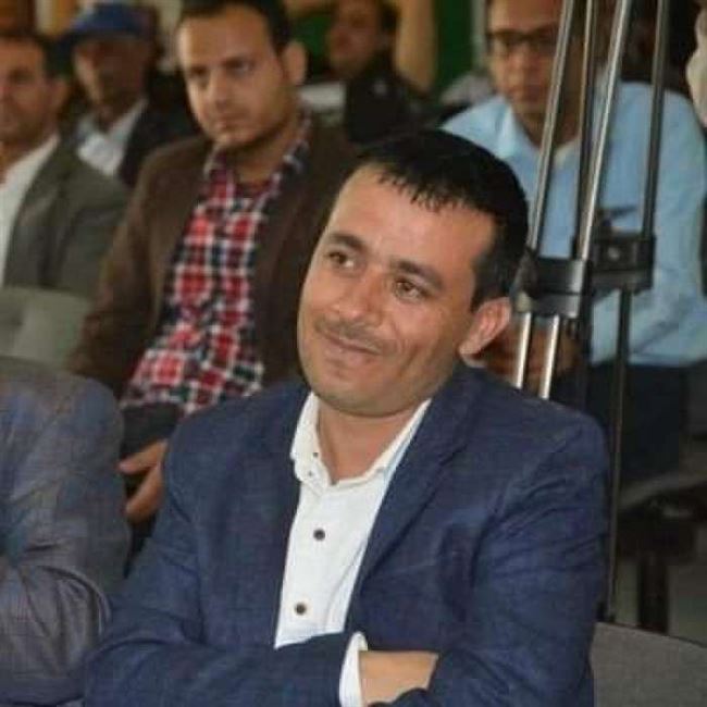 انتقد فساد قيادي.. الحوثيون يوقفون إعلامي في صحيفة الثورة بصنعاء