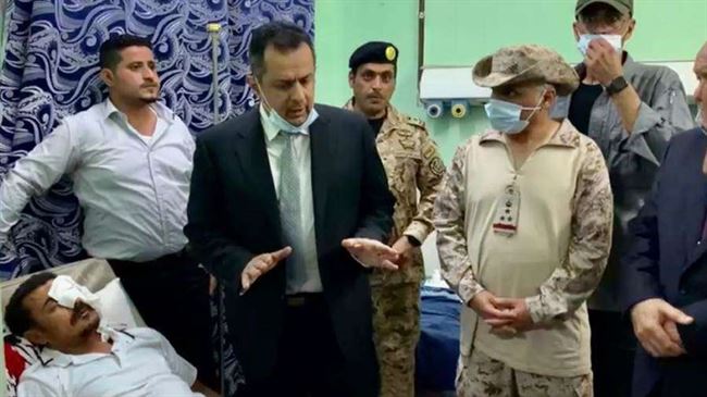 رئيس الوزراء يزور جرحى تفجير الهجوم الإرهابي على مطار عدن