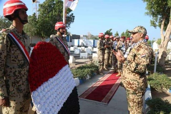 طارق صالح يضع إكليلا من الزهور على شهداء الجمهورية