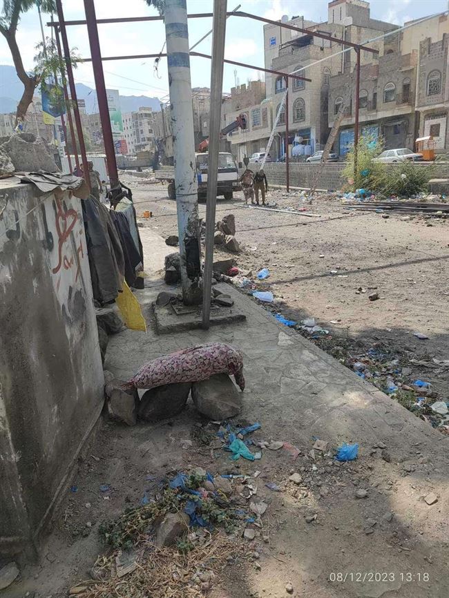صور| بتصريح من سلطة إخوان تعز.. بناء سوق قات جديد على شارع عام بحماية من أطقم المحور
