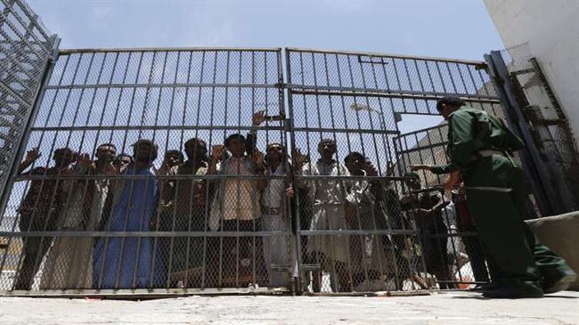 مؤلم ما يتعرض له الضحايا.. انبعاث روائح كريهة من سجون الحوثي