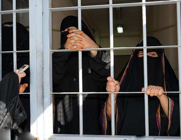 سجينات صنعاء و3 محافظات يرفضن اغراءات الحوثي لهن