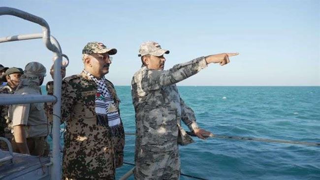 العميد طارق صالح يشهد عرضاً لتشكيلات بحرية في المخا