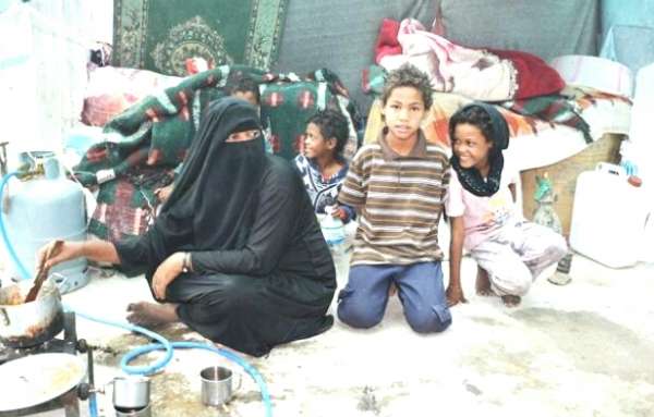 نهب المساعدات.. الحوثي يدفع المواطنين في مناطق سيطرته للموت جوعاً