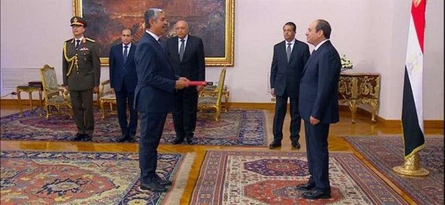 خالد بحاح يقدم أوراق اعتماده لسيسي مصر