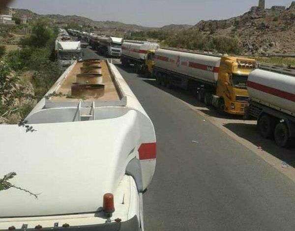 مسلحو القبائل يقطعون طريق هام في مأرب ويجبرون ناقلات الغاز بالعودة إلى صافر