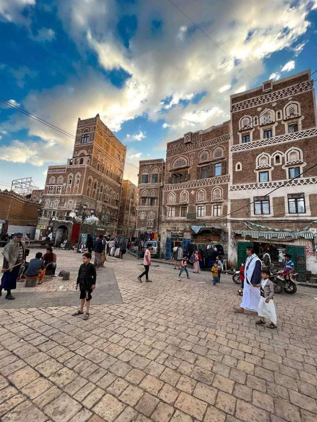شخص يترك رضيعه بمكان بارد في صنعاء بين الكلاب الجائعة.. صدمت من عثروا على جثته