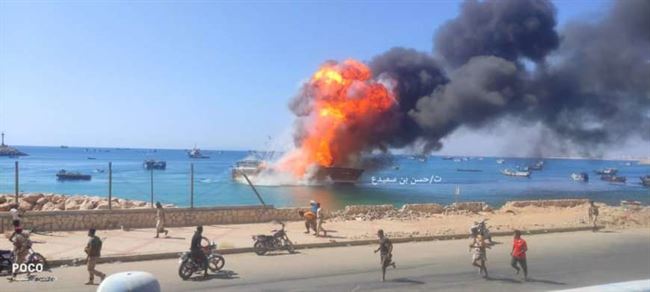 احتراق سفينة شحن في حرم ميناء المكلا