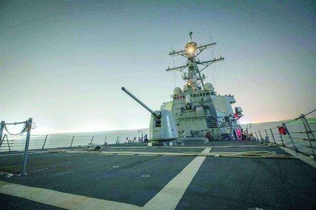 البحرية الأمريكية: الحوثيون لا يظهرون أي مؤشرات على إنهاء هجماتهم “المتهورة” صد السفن التجارية