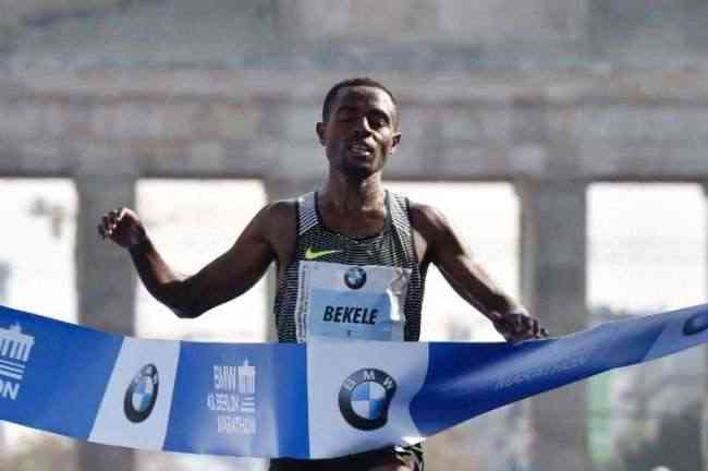 العداء الكيني بيكيلي يحصل على المركز الأول في سباق ماراثون برلين