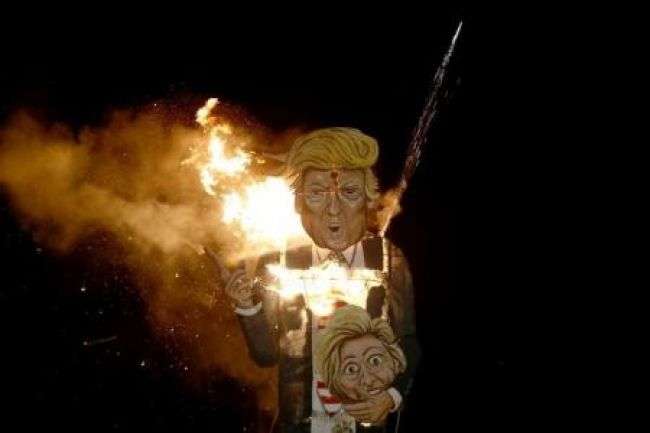 حرق دمية لترامب في احتفالات بونفاير البريطانية السنوية