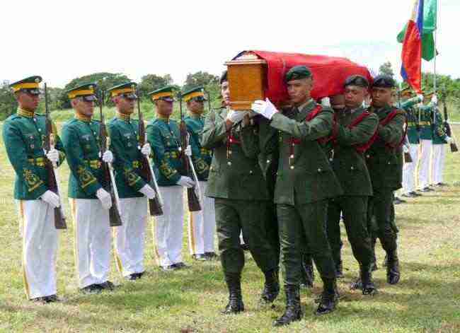 المعارضة الفيليبينية تطالب باخراج جثمان ماركوس من مقبرة الابطال