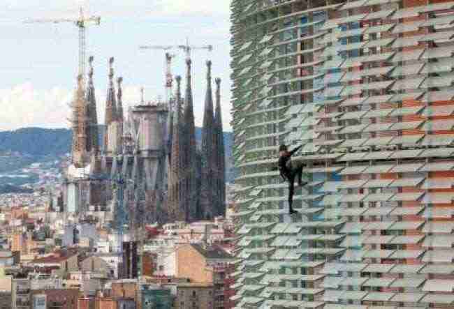 الرجل العنكبوت الفرنسي يتسلق ناطحة سحاب في برشلونة دون معدات