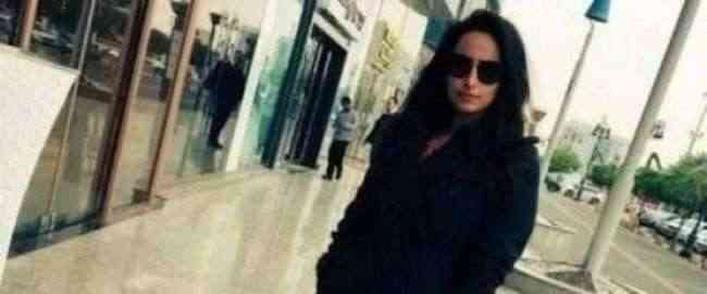 فتاة سعودية تقوم بخلع عباءتها في شارع رئيسي بالعاصمة الرياض