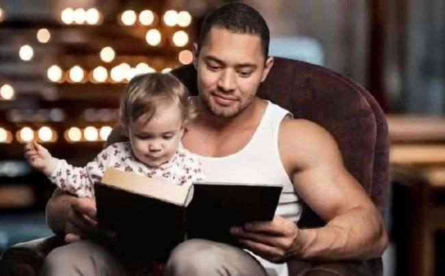 قراءة الكتب من جهاز الكتروني تقلل التواصل الجسدي والعاطفي بين الآباء وأطفالهم