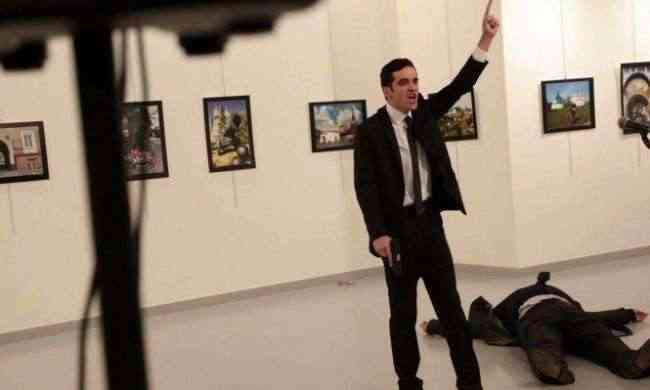 الإعلان عن مقتل السفير الروسي في تركيا..شاهد لحظة القتل ..فيديو