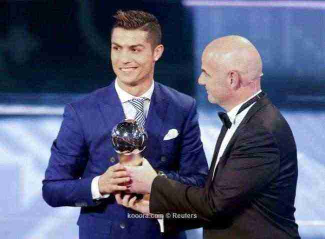 رونالدو يقترب من رقم ميسي بتحقيق جائزة أفضل لاعب بالعالم