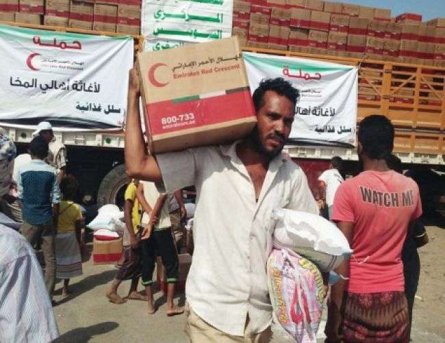 الهلال الأحمر الإماراتي توزع سلال غذائية لسكان المخا