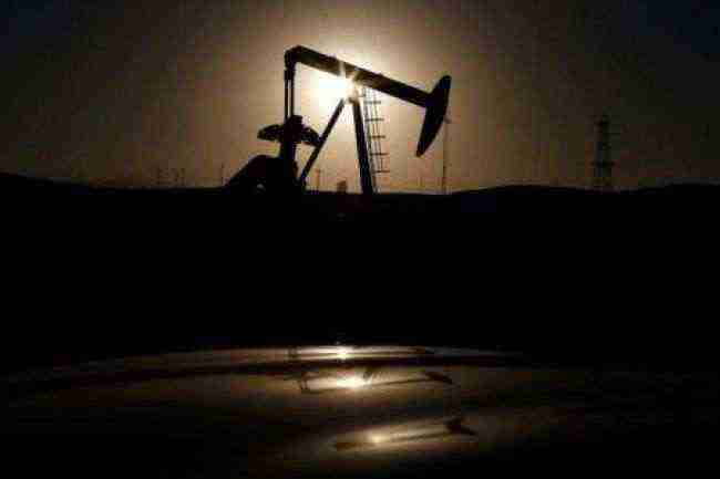 النفط يهبط ويغلق على أكبر خسارة لثلاثة أيام في عام