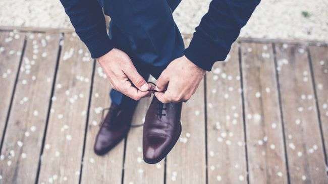 العلماء يفسرون سبب انفكاك أربطة الأحذية