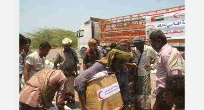 الهلال الأحمر الإماراتي يوزع قافلة مساعدات غذائية في بلحاف شبوة