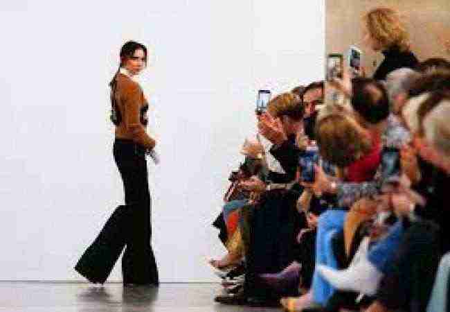 فيكتوريا بيكام تعود لنقوش السبعينيات خلال أسبوع الموضة في لندن