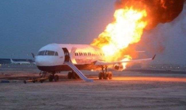 اندلاع حريق في طائرة إيرانية وهلع كبير لـ50 راكب .. صورة