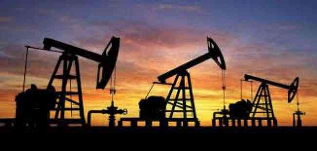 النفط يصعد وسط استمرار تخفيضات المعروض لكن مخاوف الركود تكبحه