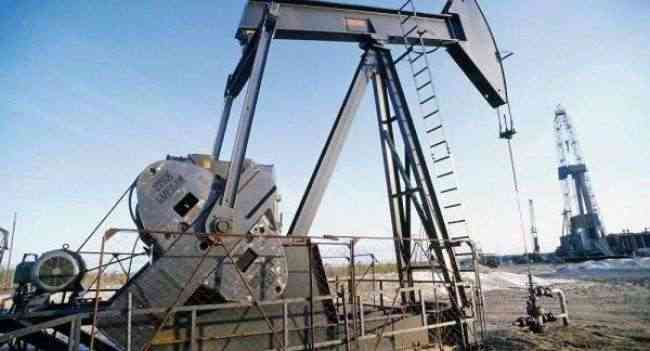 أسعار النفط تنخفض والسوق تتطلع إلى المخزونات الأمريكية