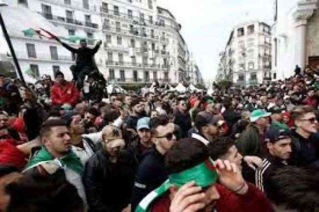 آلاف الجزائريين يحتشدون في وسط العاصمة مع تشبث بوتفليقة بالسلطة