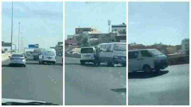 شاهد بالفيديو .. مصارعة سيارات بين سائقين في السعودية