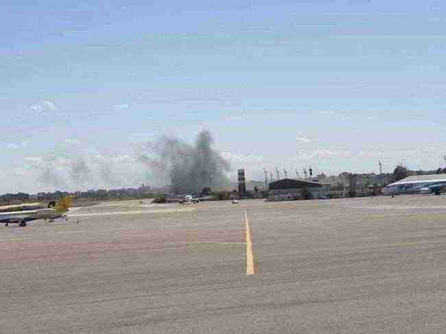 ليبيا ... طائرة عسكرية تقصف مطار معيتيقة الوحيد الذي يعمل في طرابلس