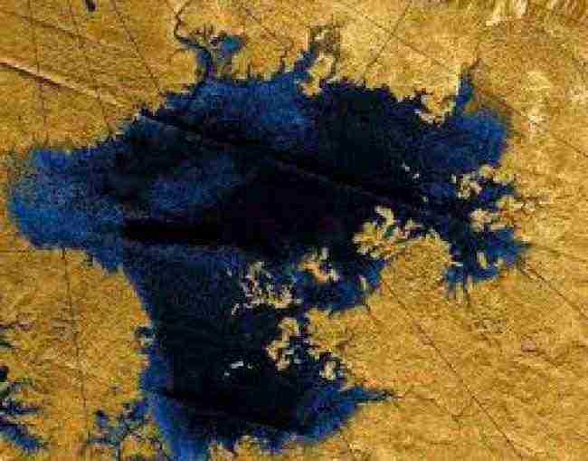 دراسة: بحيرات كثيرة من الميثان السائل على سطح أحد أقمار زحل