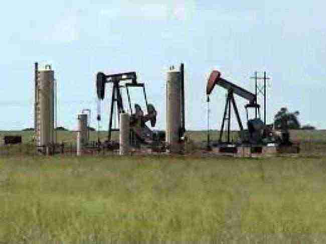 النفط يهبط بفعل تنامي المخزون الأمريكي وسط سوق عالمية متوترة
