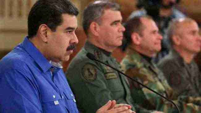 مادورو وبجانبه وزيردفاعه يعلن ”إفشال المحاولة الانقلابية“ ضد نظامه