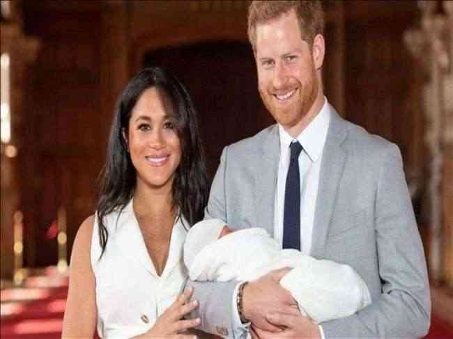 الأمير البريطاني هاري وزوجته ميجان يقدمان مولودهما الجديد للإعلام