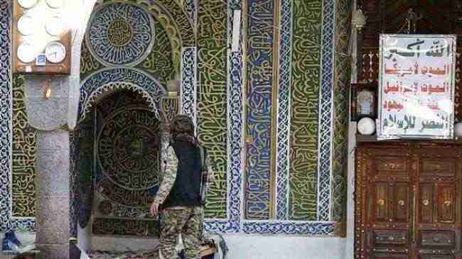 عناصر حوثية تقتحم مسجداً في إب وتمنع الصلاة فيه وتُقيم جلسة مقيل للقات