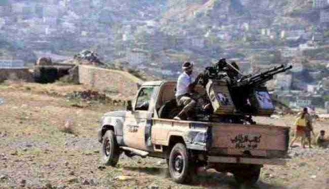 الحوثيون يقصفون الاحياء السكنية في تعز بالمدافع والدبابات