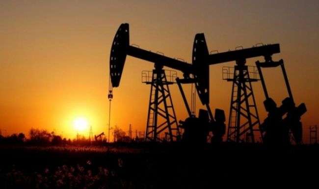 أسعار النفط تنخفض بسبب ركود الطلب