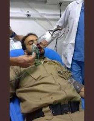 شاهد: صور تثير مواقع التواصل الاجتماعي لمشرف حوثي يعتدي على حارس مطعم بصنعاء