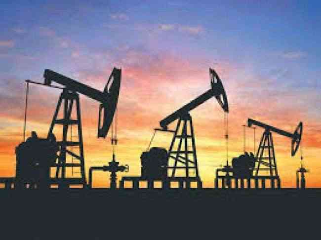 أسعار النفط تبلغ أعلى مستوياتها في نحو شهر