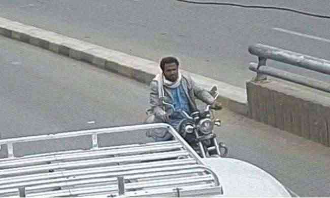 شاهد.. حادثة جديدة لسرقة امرأة بدراجة نارية في صنعاء