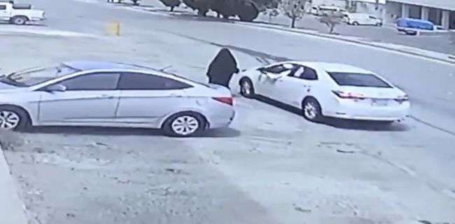 القبض على سارق شنطة سيدة في الرياض بطريقة مروعة وثقها فيديو أشعل مواقع التواصل.. فيديو