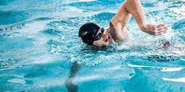 السباحة لمدة طويلة تصيب البشرة بالجفاف